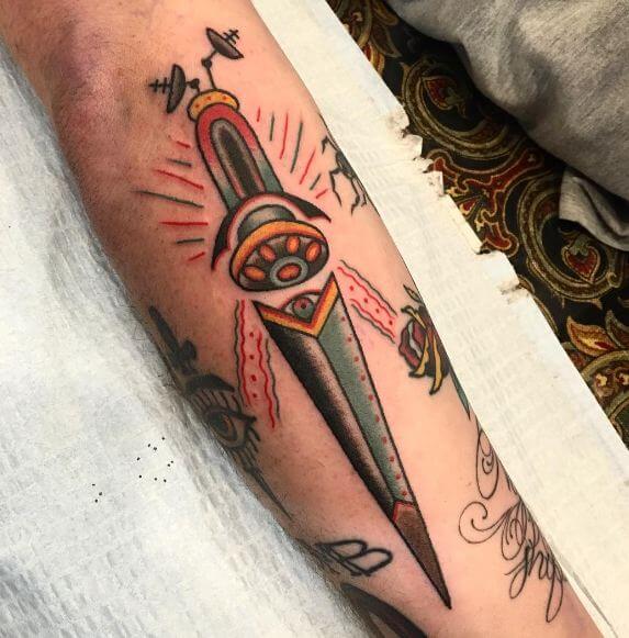 Tatuajes de dagas en la pantorrilla