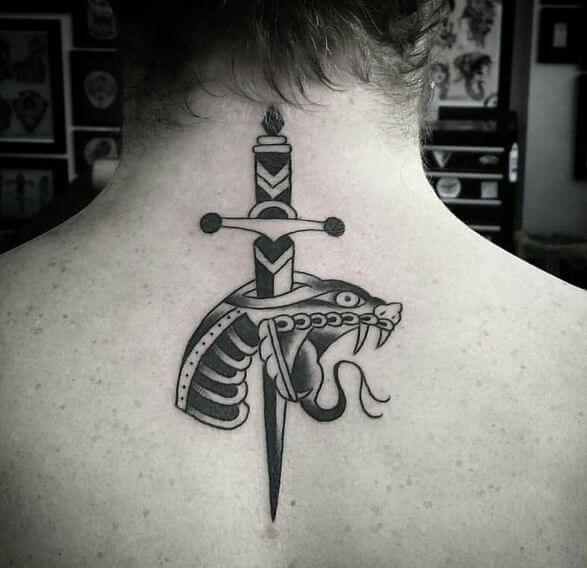 Tatuajes de dagas en el cuello