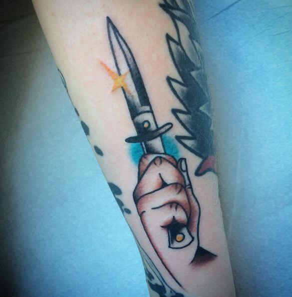 Maravillosos tatuajes de cuchillo de daga