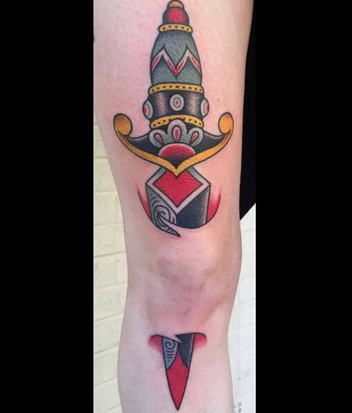 Tatuajes de daga en la rodilla en el codo