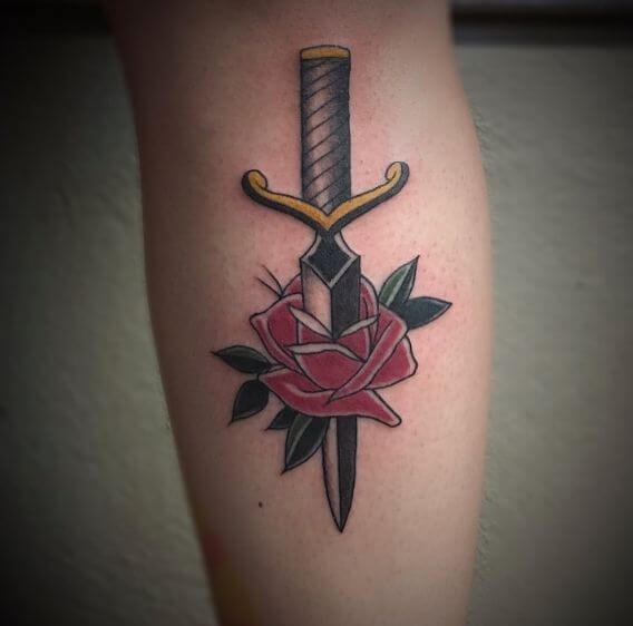 Diseño de tatuajes de rosas y dagas