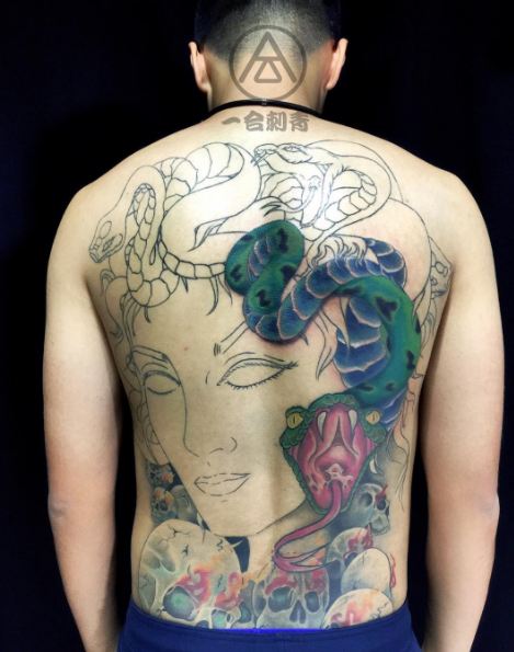 Tatuajes de medusa china en la espalda