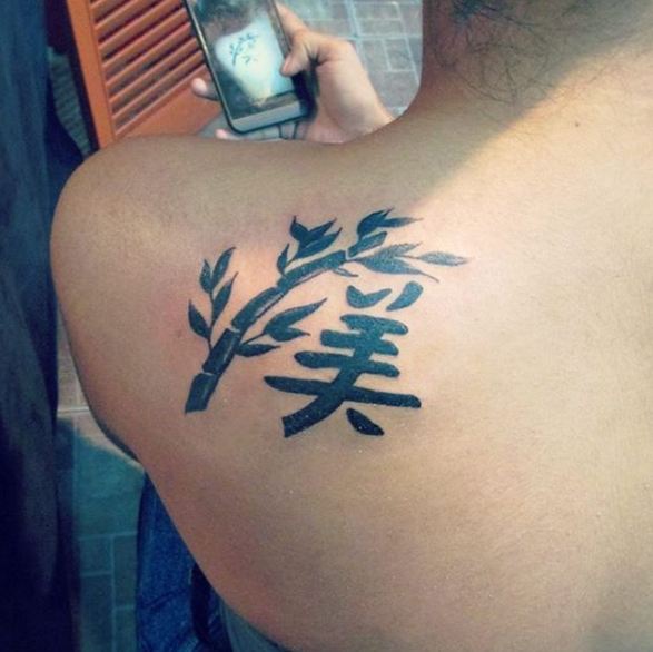 Árbol con tatuajes chinos