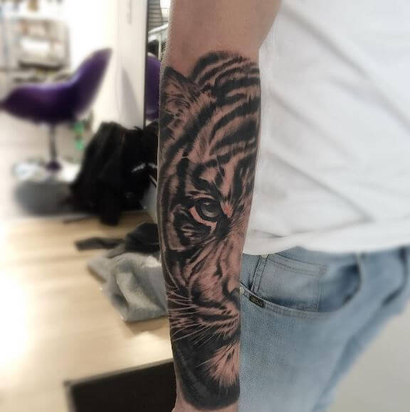 Tatuaje de tigre en el brazo 5