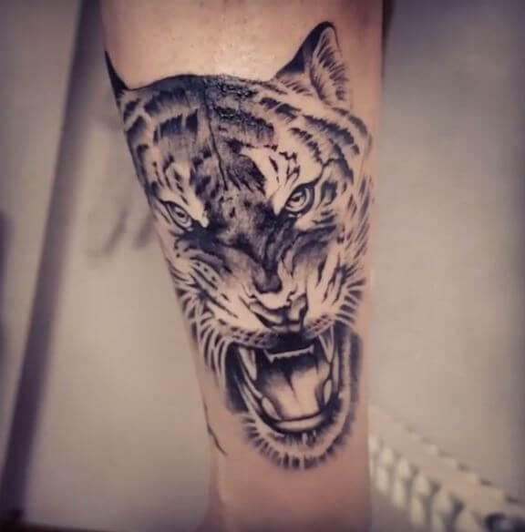 Tatuaje de tigre en el brazo 12