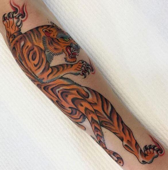 Tatuaje de tigre en el brazo 13