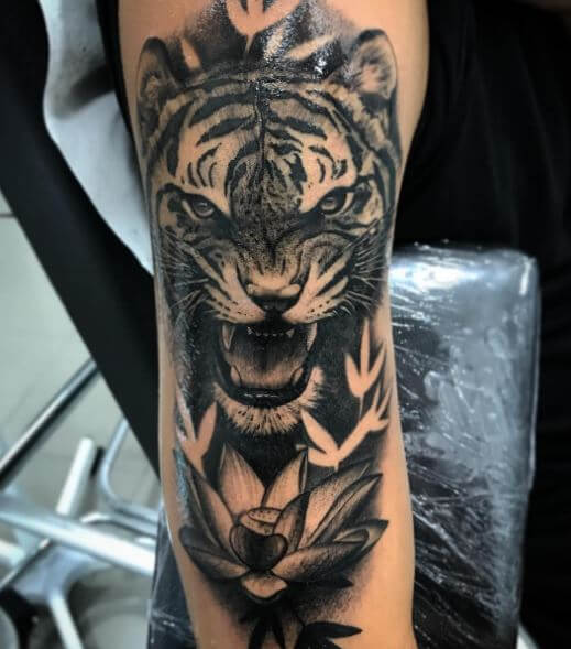 Tatuaje de tigre en el brazo 16