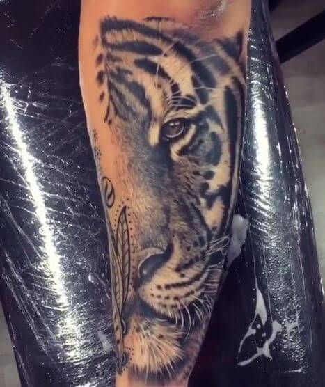 Tatuaje de tigre en el brazo 20