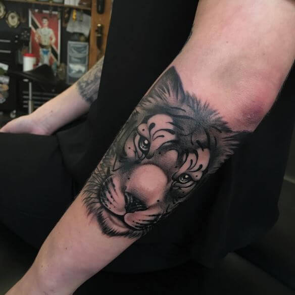 Tatuaje de tigre en el brazo 23