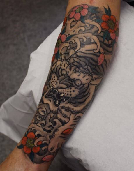 Tatuaje de tigre en el brazo 36