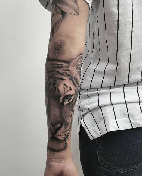 Tatuaje de tigre en el brazo 37