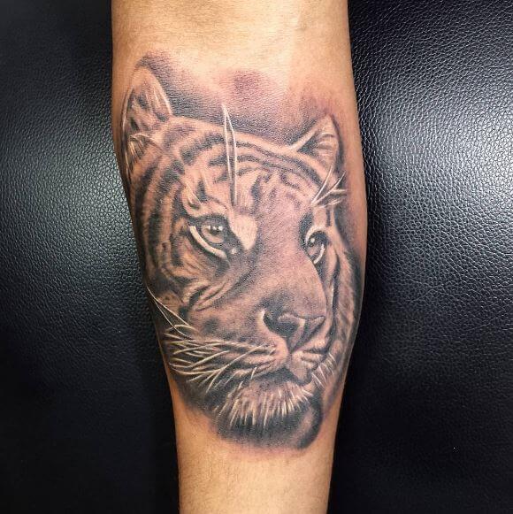 Tatuaje de tigre en el brazo 39