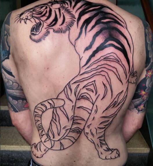 Tatuaje de tigre en la espalda 3