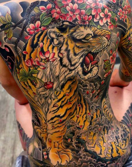 Tatuaje de tigre en la espalda 1