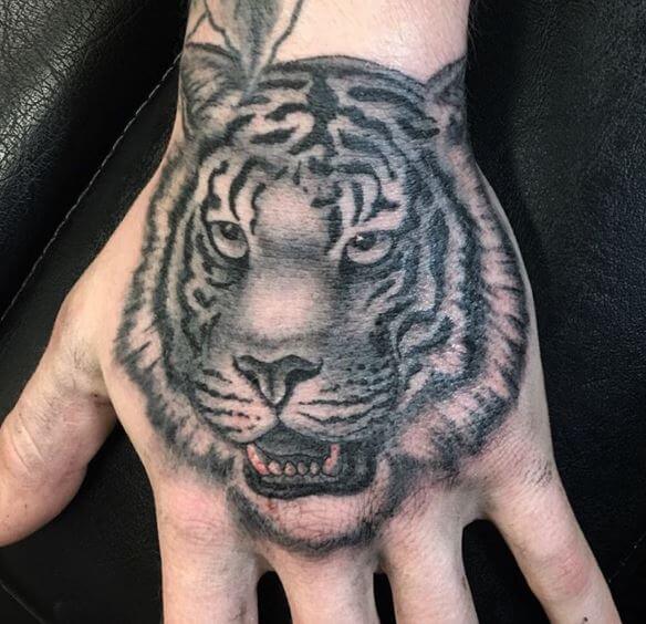 Tatuaje de tigre en la mano 1