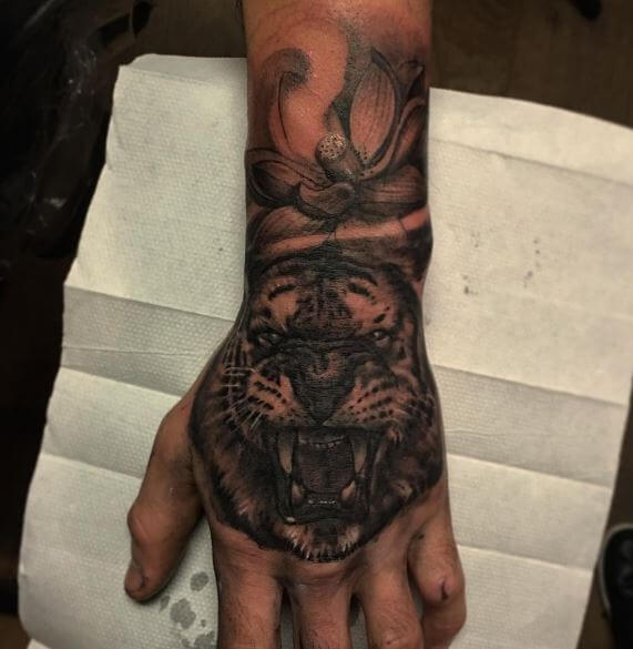 Tatuaje De Tigre En La Muñeca