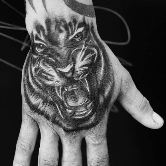 Tatuaje de tigre en la mano