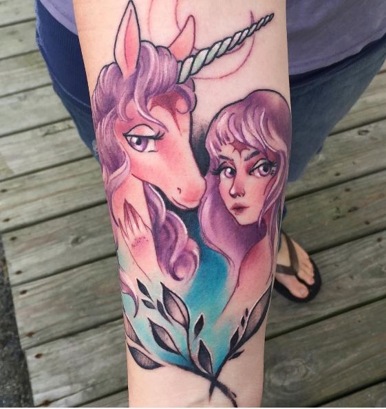 Ángulo con tatuajes de unicornio