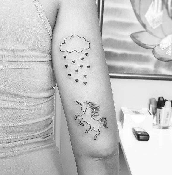 Nube con tatuajes de unicornio