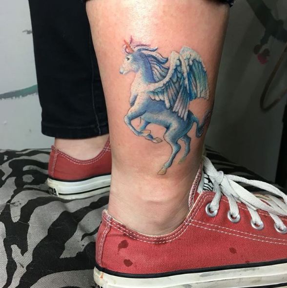 Tatuaje de unicornio en el tobillo