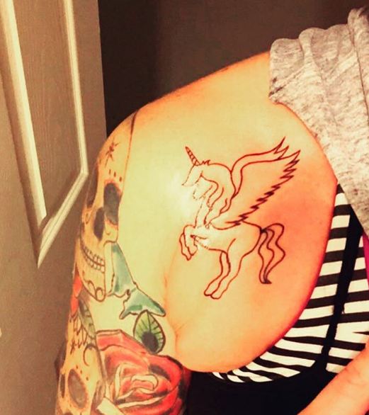 Tatuaje De Unicornio En El Hombro