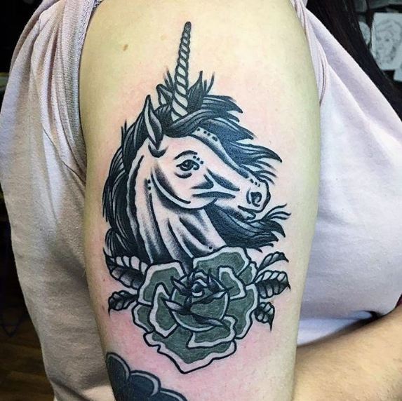 Tatuajes De Unicornio En El Bíceps