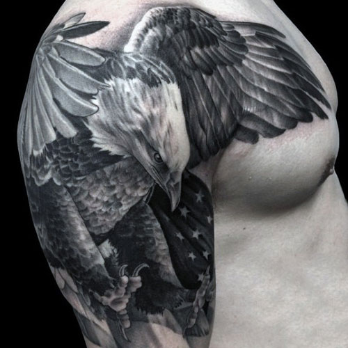 Tatuaje en el brazo, águila con bandera americana