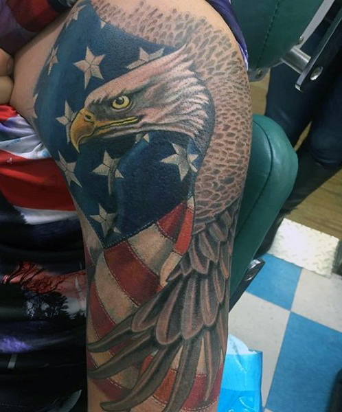 Tatuaje en el brazo, águila con bandera americana