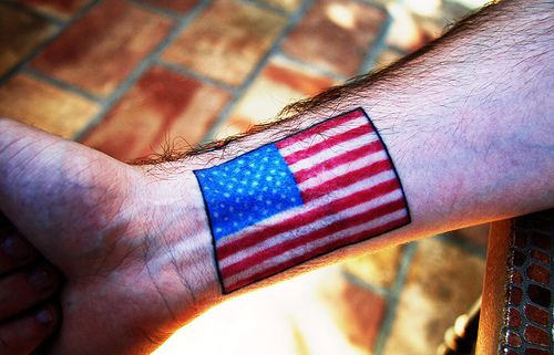 Tatuaje en la muñeca, bandera de América