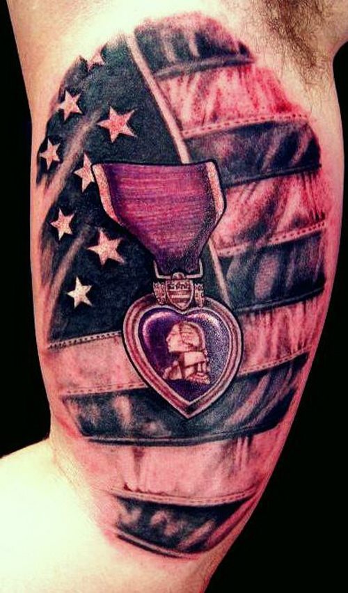Tatuaje de medalla de bandera americana en el bíceps