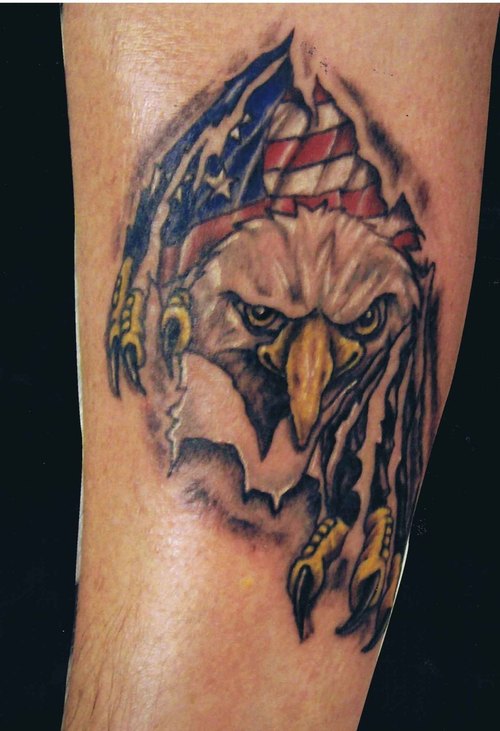 Tatuaje en el brazo, piel rasgada de águila americana