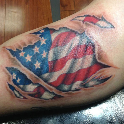 Tatuaje en el antebrazo, bandera americana con piel rasgada