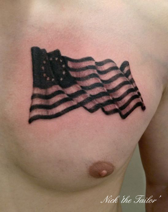 Tatuaje de bandera americana en el pecho para hombres