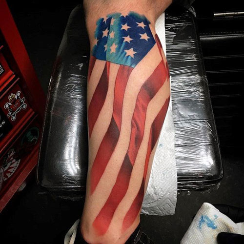 Tatuaje en la pierna de una bandera impresionante