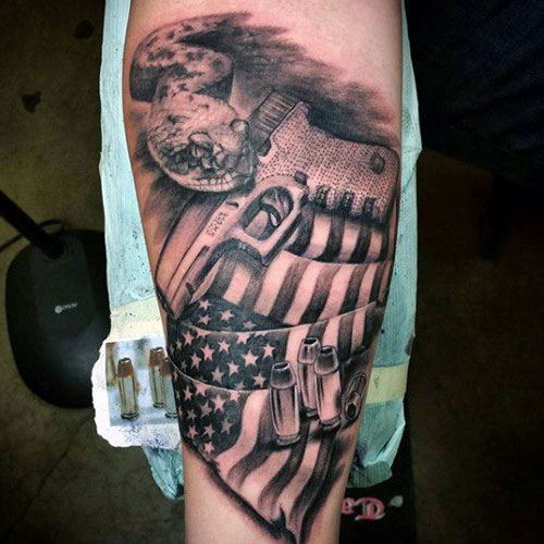Tatuaje de bandera americana negra y gris