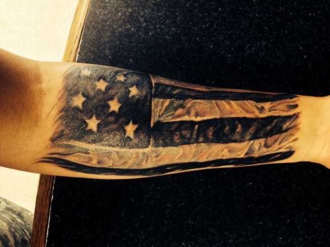 Tatuaje en el antebrazo, bandera de Estados Unidos realista negra