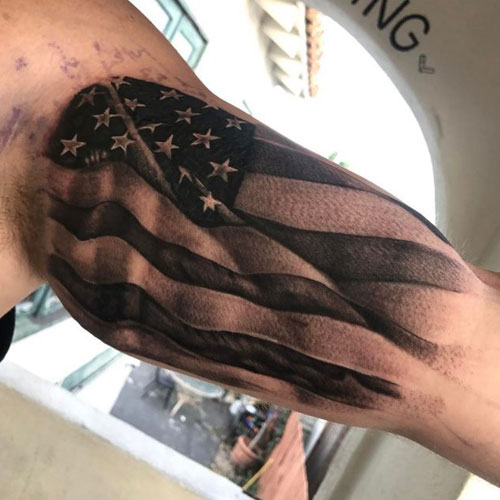 Diseños geniales del tatuaje de la bandera americana en el bíceps
