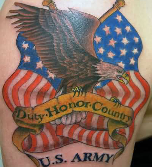 Tatuaje en el brazo, bandera americana, águila