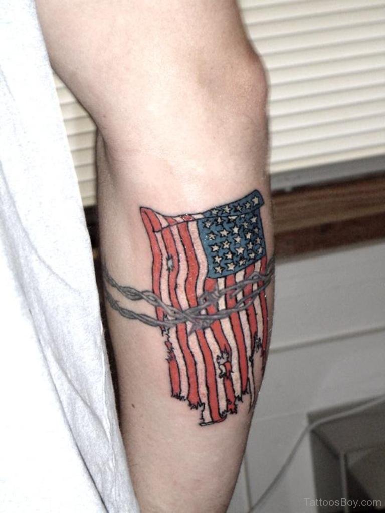 Tatuaje de la bandera estadounidense cautivada en la manga