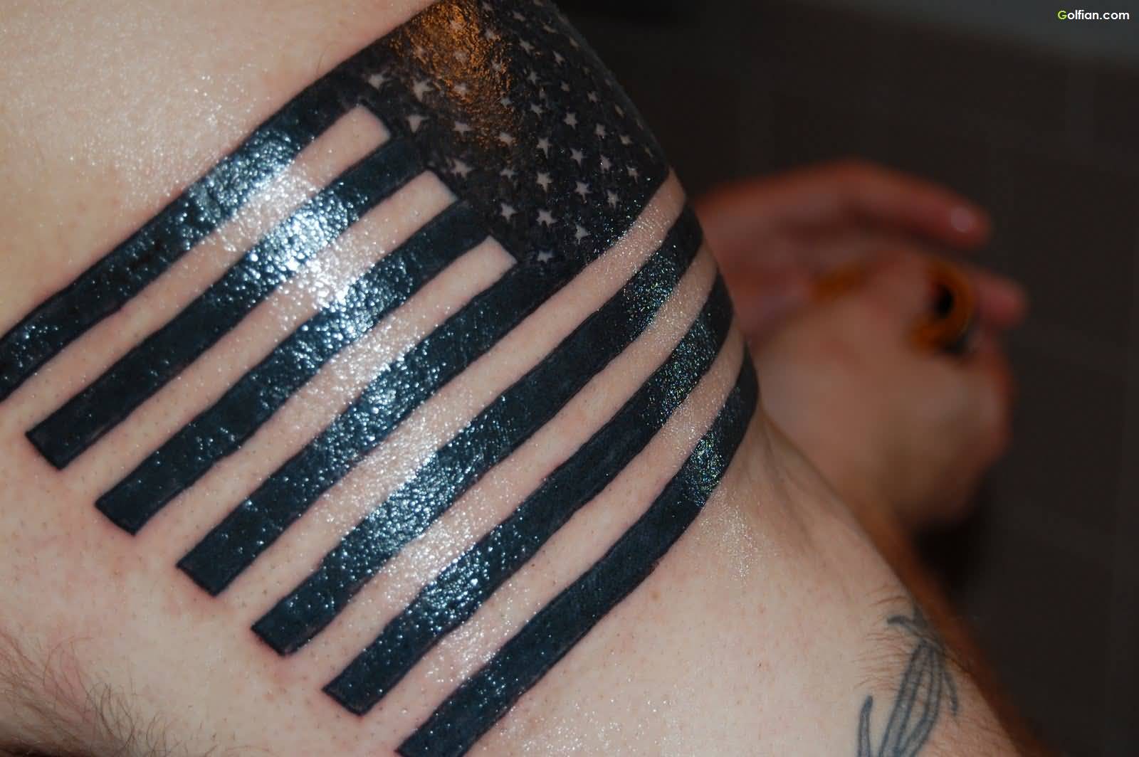 Tatuaje en el brazo, bandera de Estados Unidos en tinta negra