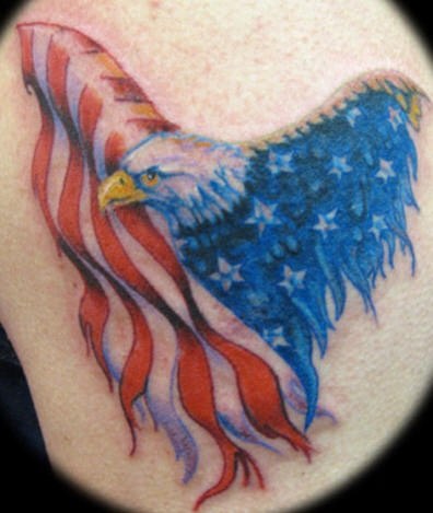 Tatuaje creativo del águila de la bandera de América