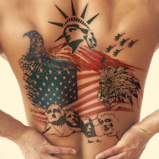 Tatuaje en la espalda, bandera con el tema de América