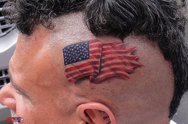 Tatuaje en el costado de la cabeza, bandera americana