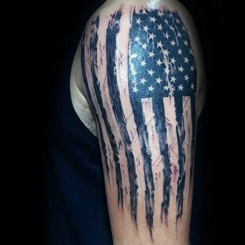 Tatuaje de la bandera americana descolorida