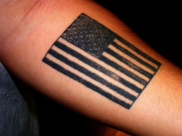 Tatuaje en el antebrazo, bandera americana oscura