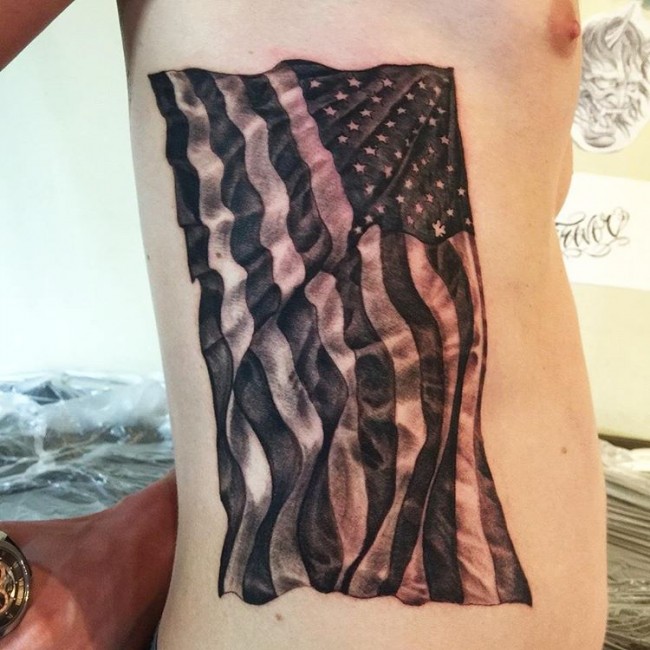 Tatuaje en el costado, bandera negra de Estados Unidos volando