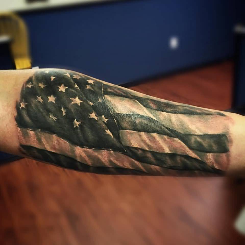 Tatuaje en el brazo, bandera de Estados Unidos en negro y gris impresionante