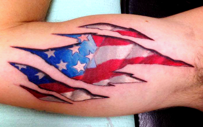 Tatuaje en el brazo, bandera de Estados Unidos con piel rasgada impresionante