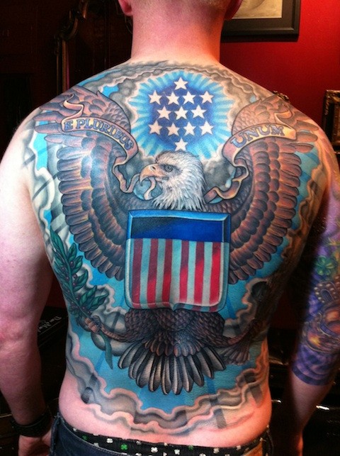 Tatuaje patriótico de la bandera americana excepcional en la espalda completa