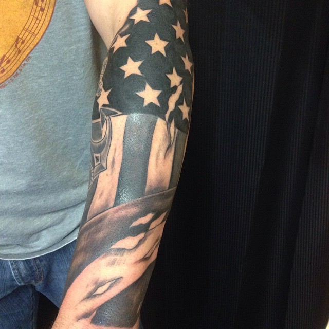 Tatuaje en el brazo, bandera patriótica americana